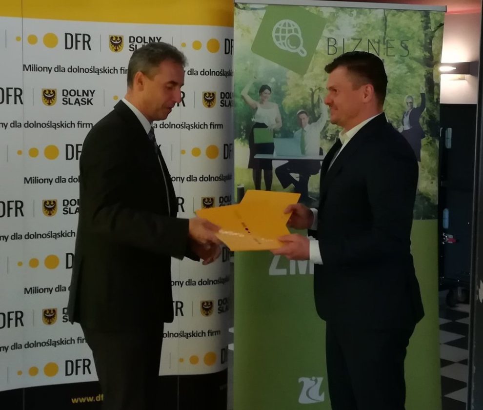 zmigord shake hand 990x840